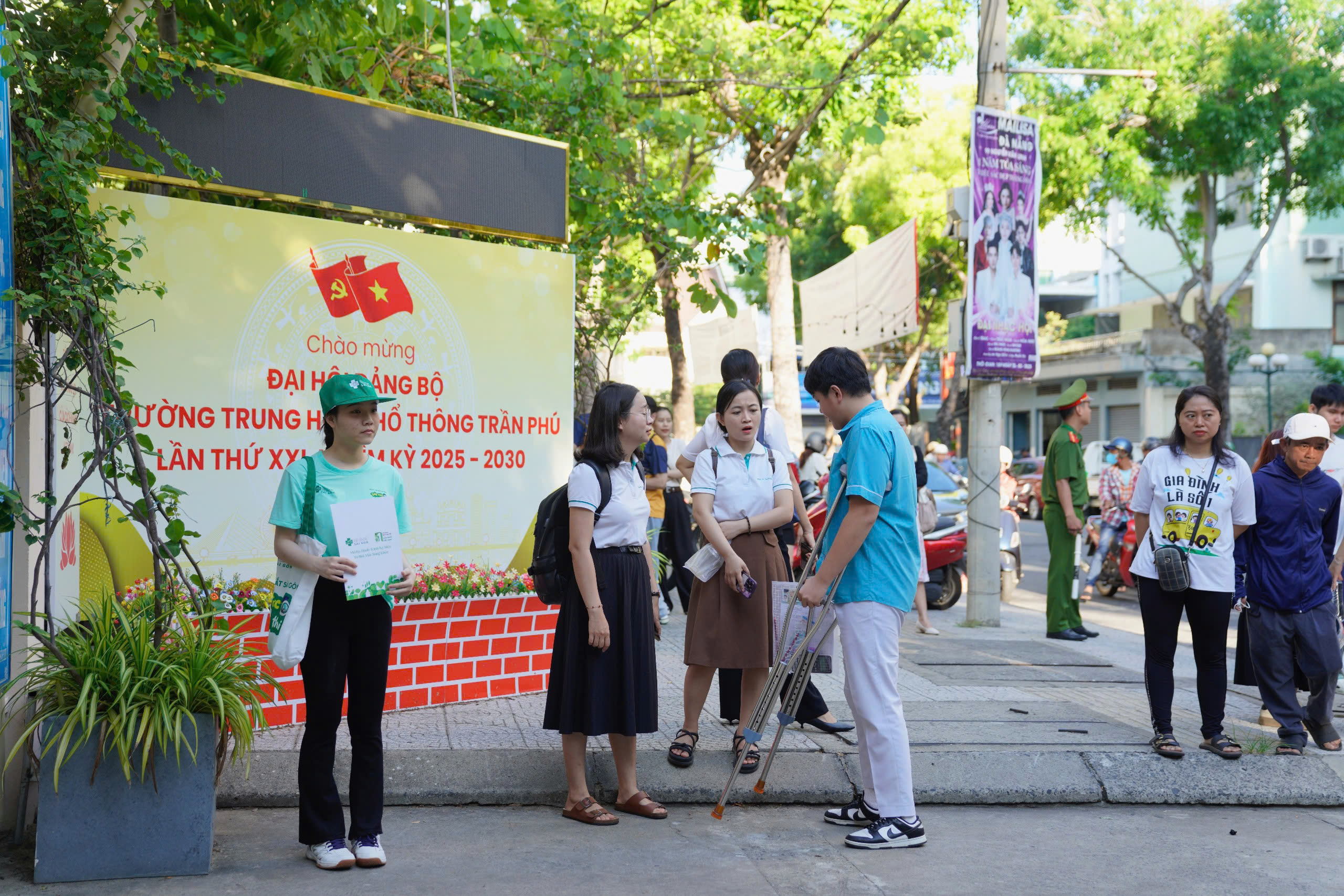 Kỳ thi THPT 2025: Th&iacute; sinh bắt đầu thi ngữ văn, đ&oacute;n xem gợi &yacute; giải đề - Ảnh 11.