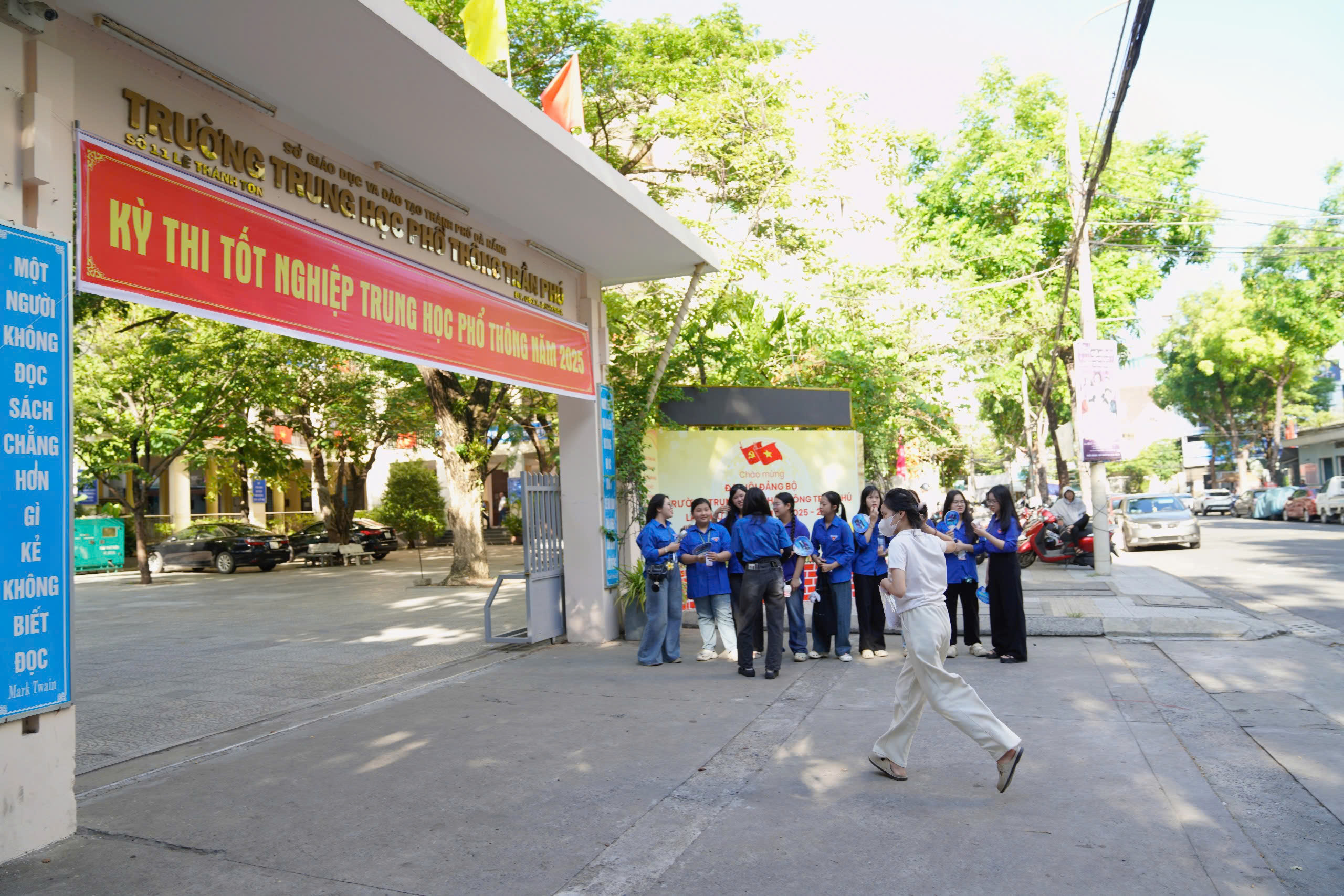 Kỳ thi THPT 2025: Th&iacute; sinh bắt đầu thi ngữ văn, đ&oacute;n xem gợi &yacute; giải đề - Ảnh 12.