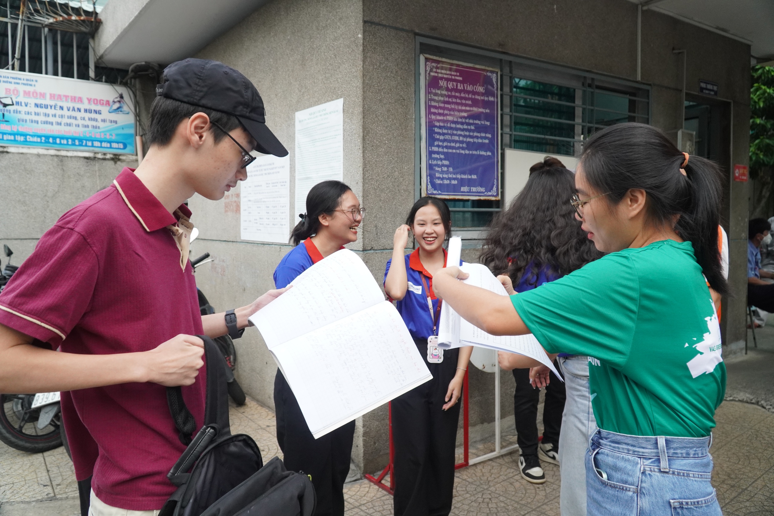 T&uacute;c trực tại điểm thi, c&ocirc; hiệu ph&oacute; lo lắng điểm danh từng học sinh của m&igrave;nh- Ảnh 1.