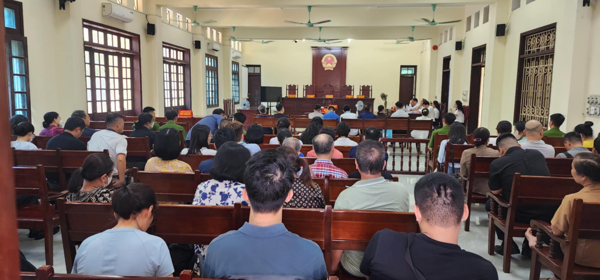 14 cựu lãnh đạo, cán bộ hải quan "ngó lơ" số hàng lậu trị giá hơn 1.800 tỉ đồng hầu toà- Ảnh 3.