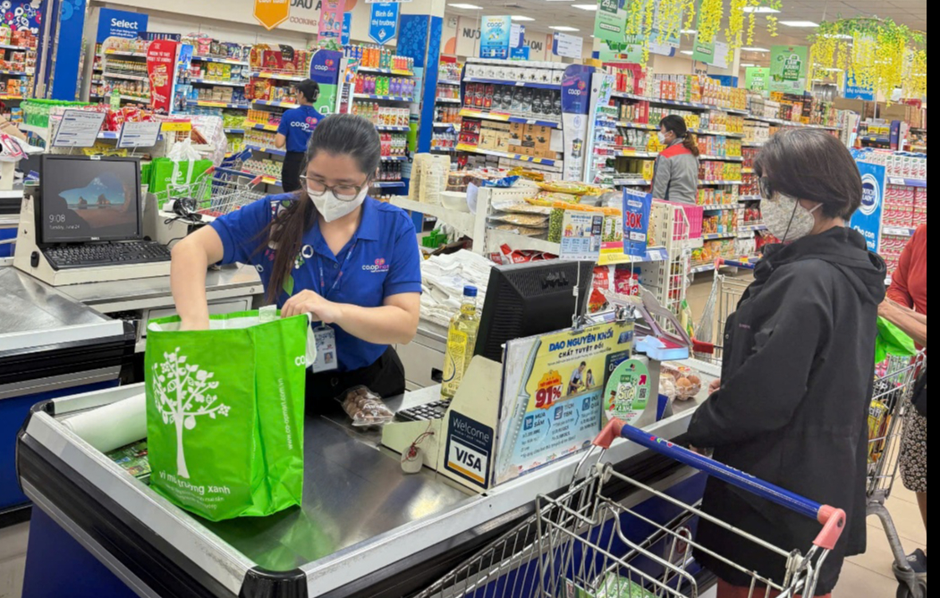 Kh&aacute;ch h&agrave;ng d&ugrave;ng t&uacute;i m&ocirc;i trường, Co.opmart tặng ngay rau củ- Ảnh 1.