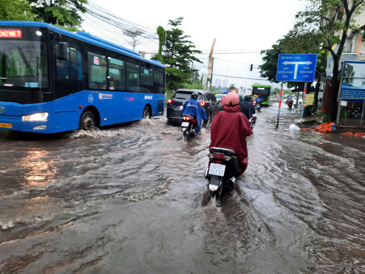 Nỗi vất vả trên nhiều tuyến đường ngập ở TP Thủ Đức- Ảnh 9.