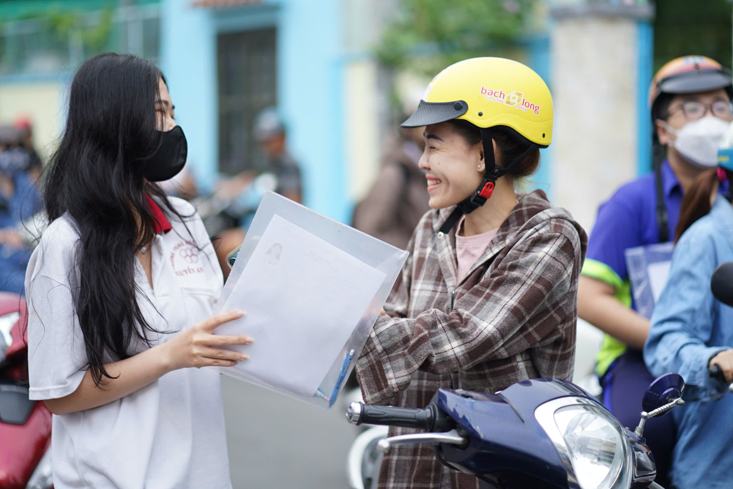 T&uacute;c trực tại điểm thi, c&ocirc; hiệu ph&oacute; lo lắng điểm danh từng học sinh của m&igrave;nh- Ảnh 4.