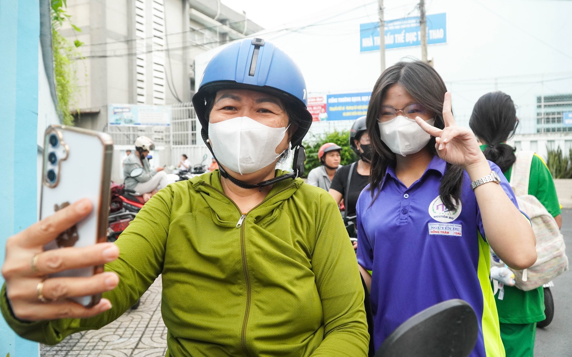 Thi tốt nghiệp THPT 2025: Khoảnh khắc "tan chảy" của thí sinh và phụ huynh trước "giờ G"