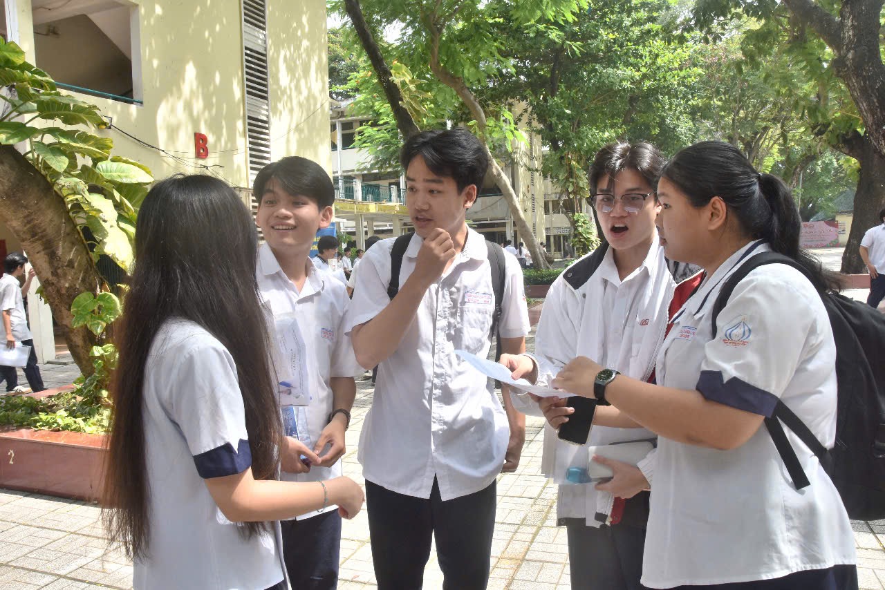 Đề thi văn tốt nghiệp THPT 2025: Từ &ldquo;Những v&ugrave;ng trời kh&aacute;c nhau&rdquo; đến thay đổi lớn lao của đất nước- Ảnh 9.