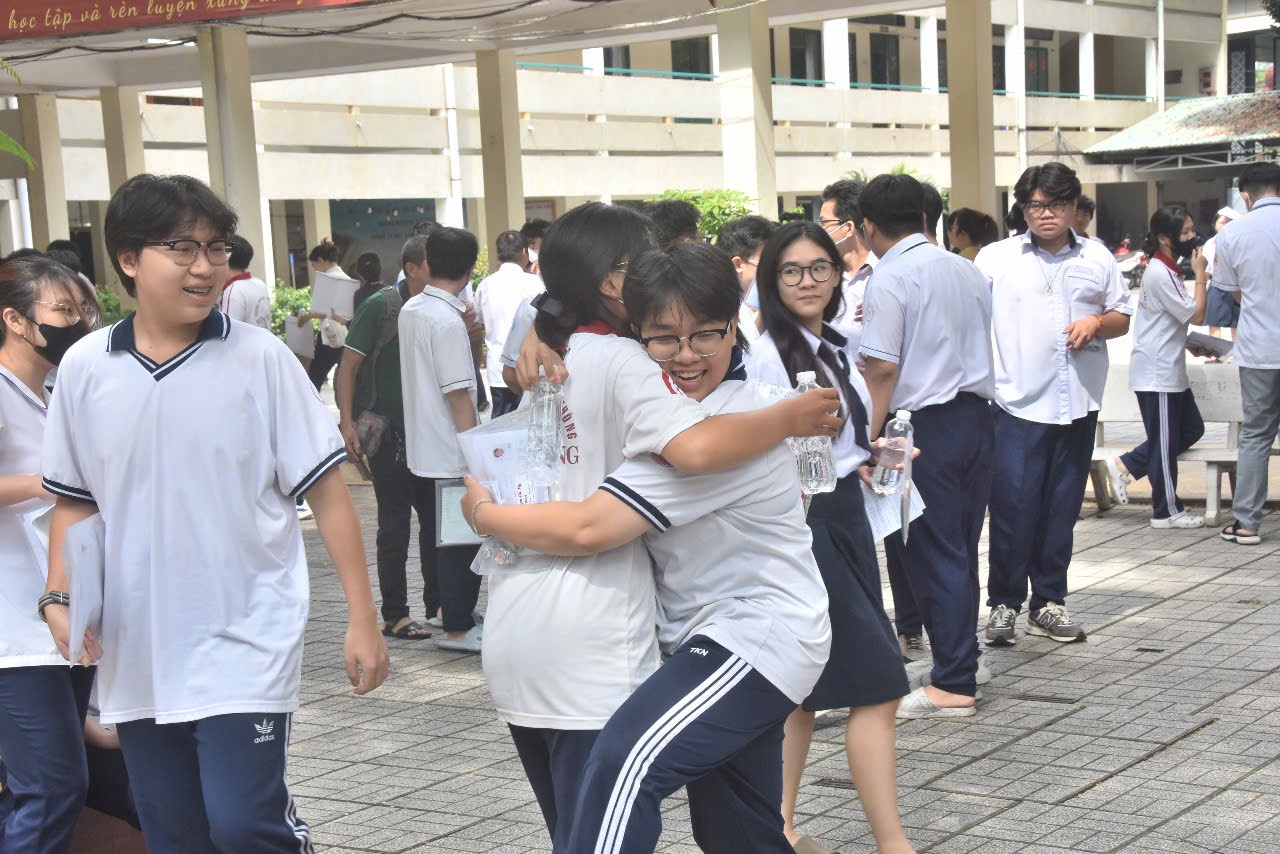 Đề thi văn tốt nghiệp THPT 2025: Từ &ldquo;Những v&ugrave;ng trời kh&aacute;c nhau&rdquo; đến thay đổi lớn lao của đất nước- Ảnh 8.