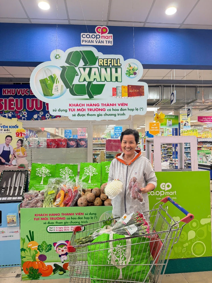 Kh&aacute;ch h&agrave;ng d&ugrave;ng t&uacute;i m&ocirc;i trường, Co.opmart tặng ngay rau củ- Ảnh 2.