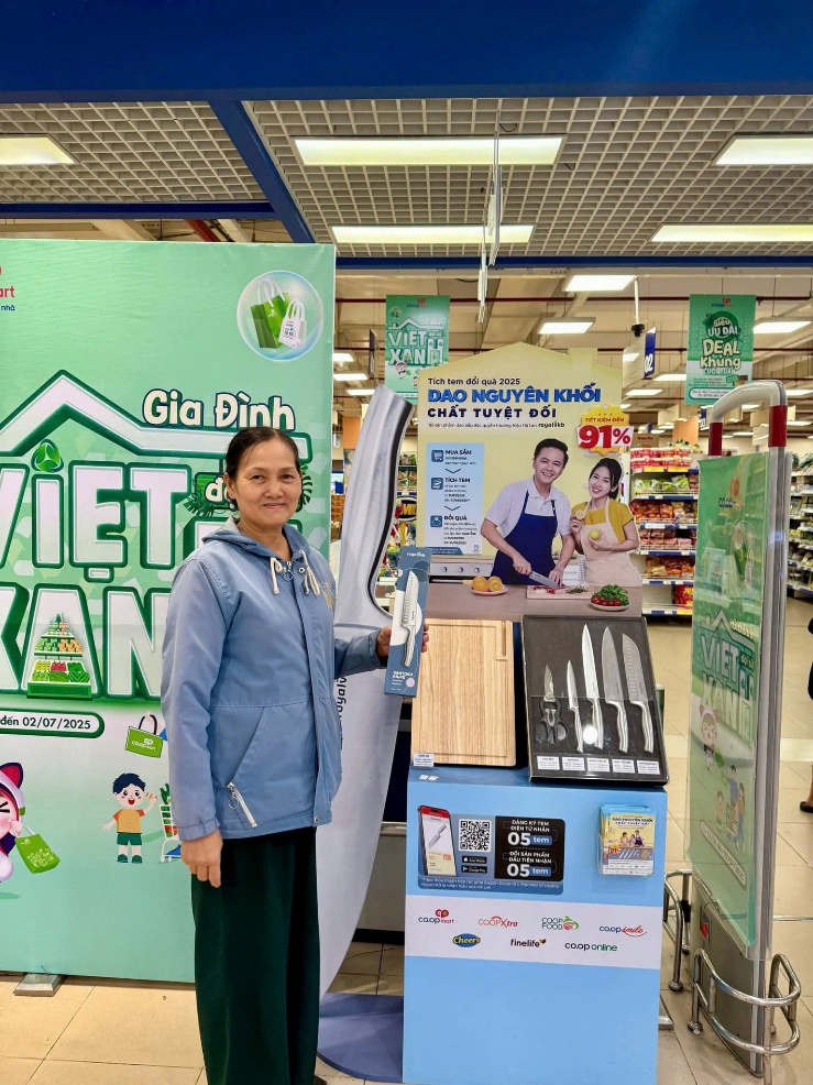Kh&aacute;ch h&agrave;ng d&ugrave;ng t&uacute;i m&ocirc;i trường, Co.opmart tặng ngay rau củ- Ảnh 3.