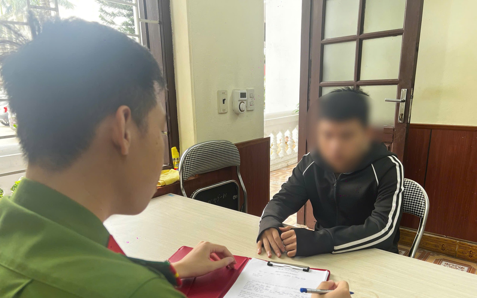 Quan hệ với nữ sinh 13 tuổi, thiếu niên 16 tuổi bị khởi tố