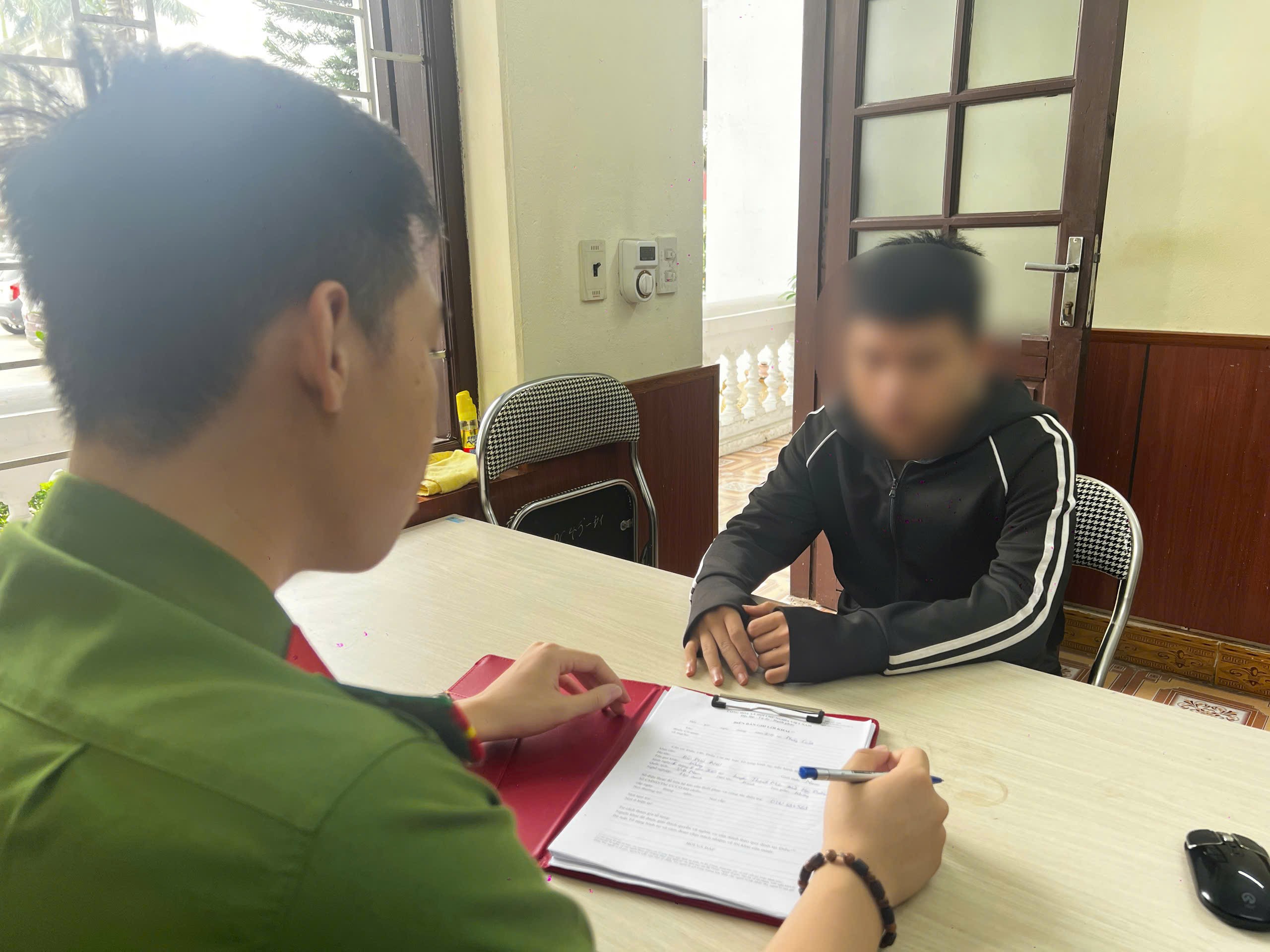 Quan hệ với bạn g&aacute;i 13 tuổi, một thiếu ni&ecirc;n bị khởi tố - Ảnh 1.