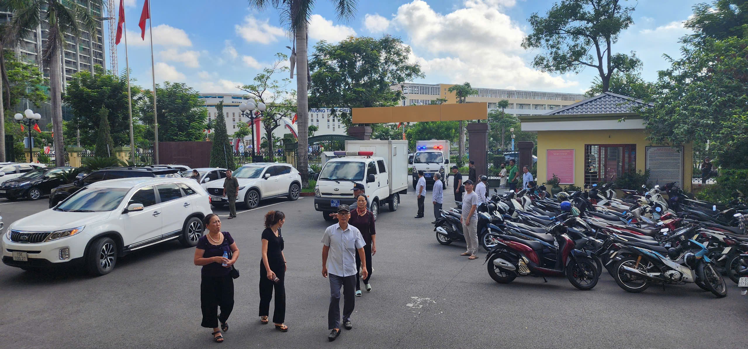 14 cựu lãnh đạo, cán bộ hải quan "ngó lơ" số hàng lậu trị giá hơn 1.800 tỉ đồng hầu toà- Ảnh 1.