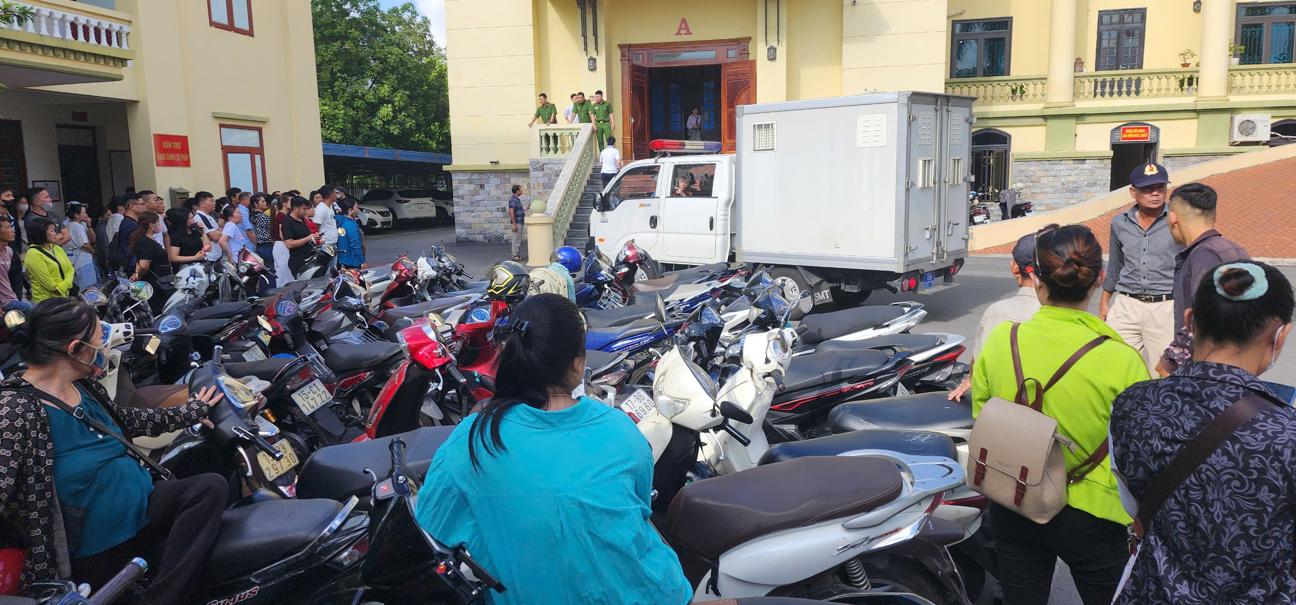 14 cựu lãnh đạo, cán bộ hải quan "ngó lơ" số hàng lậu trị giá hơn 1.800 tỉ đồng hầu toà- Ảnh 4.
