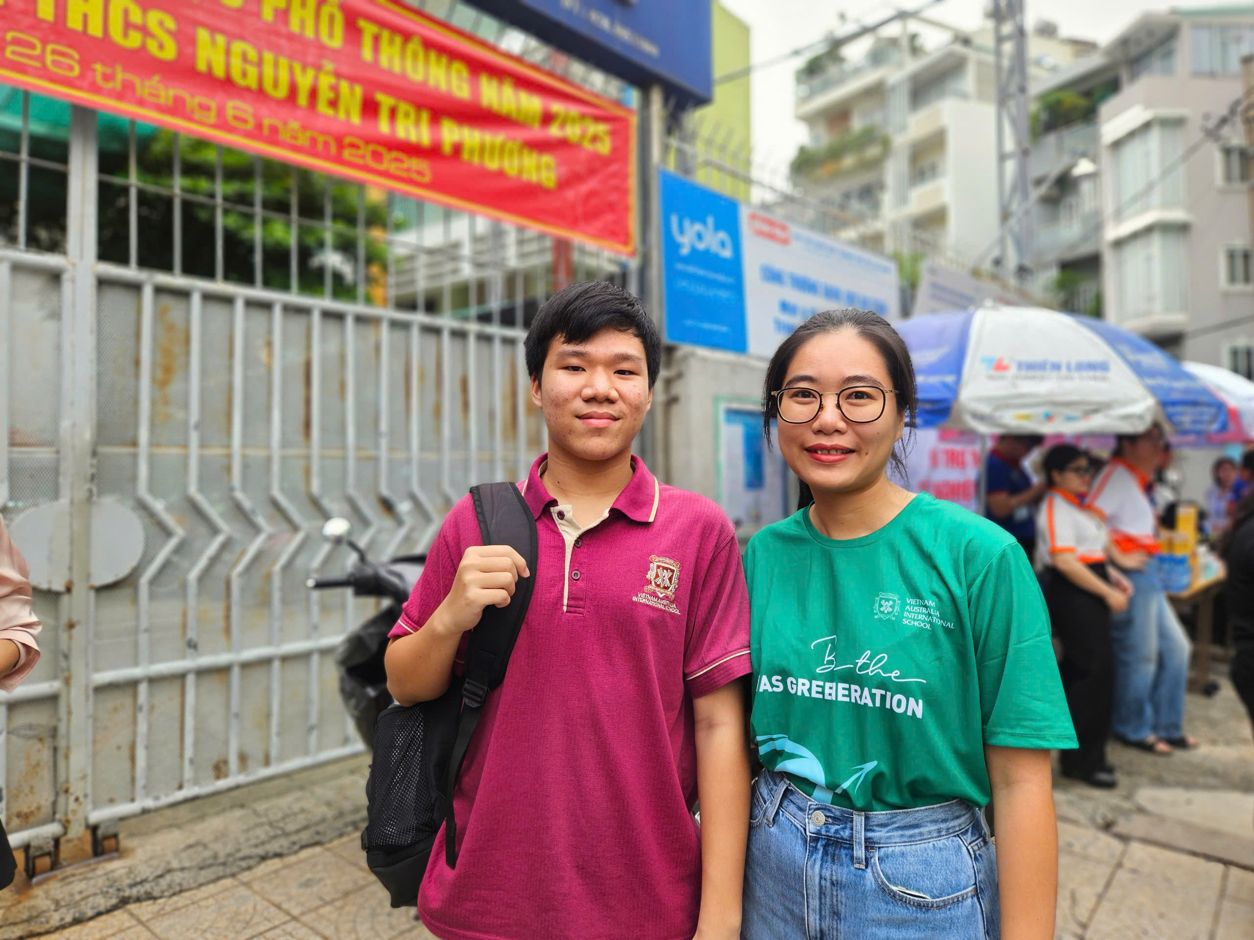 T&uacute;c trực tại điểm thi, c&ocirc; hiệu ph&oacute; lo lắng điểm danh từng học sinh của m&igrave;nh- Ảnh 3.