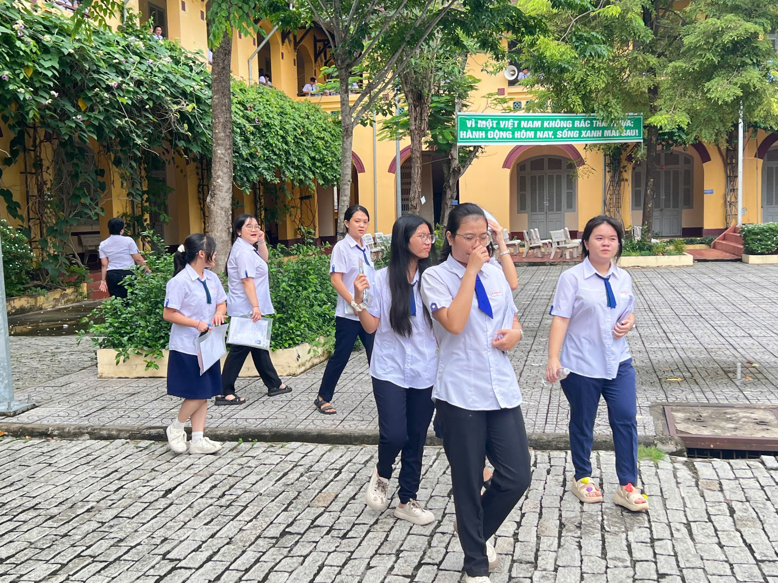 Thi tốt nghiệp THPT2025: Thí sinh làm bài thi môn toán, đón xem gợi ý giải đề - Ảnh 4.