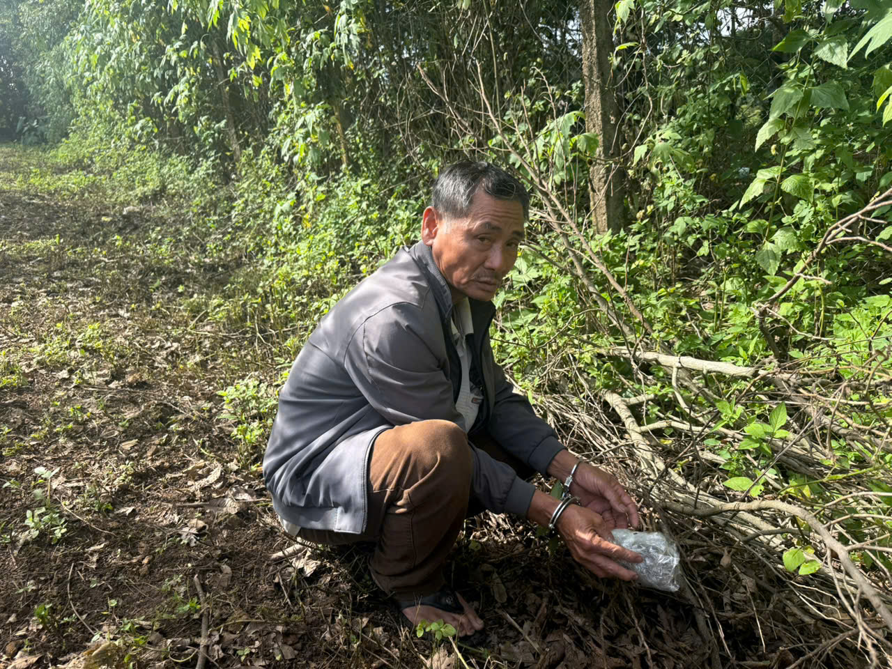 Cảnh s&aacute;t d&ugrave;ng ch&oacute; nghiệp vụ kh&aacute;m x&eacute;t nơi ở của đ&ocirc;i t&igrave;nh nh&acirc;n nhiều nghi vấn- Ảnh 2.