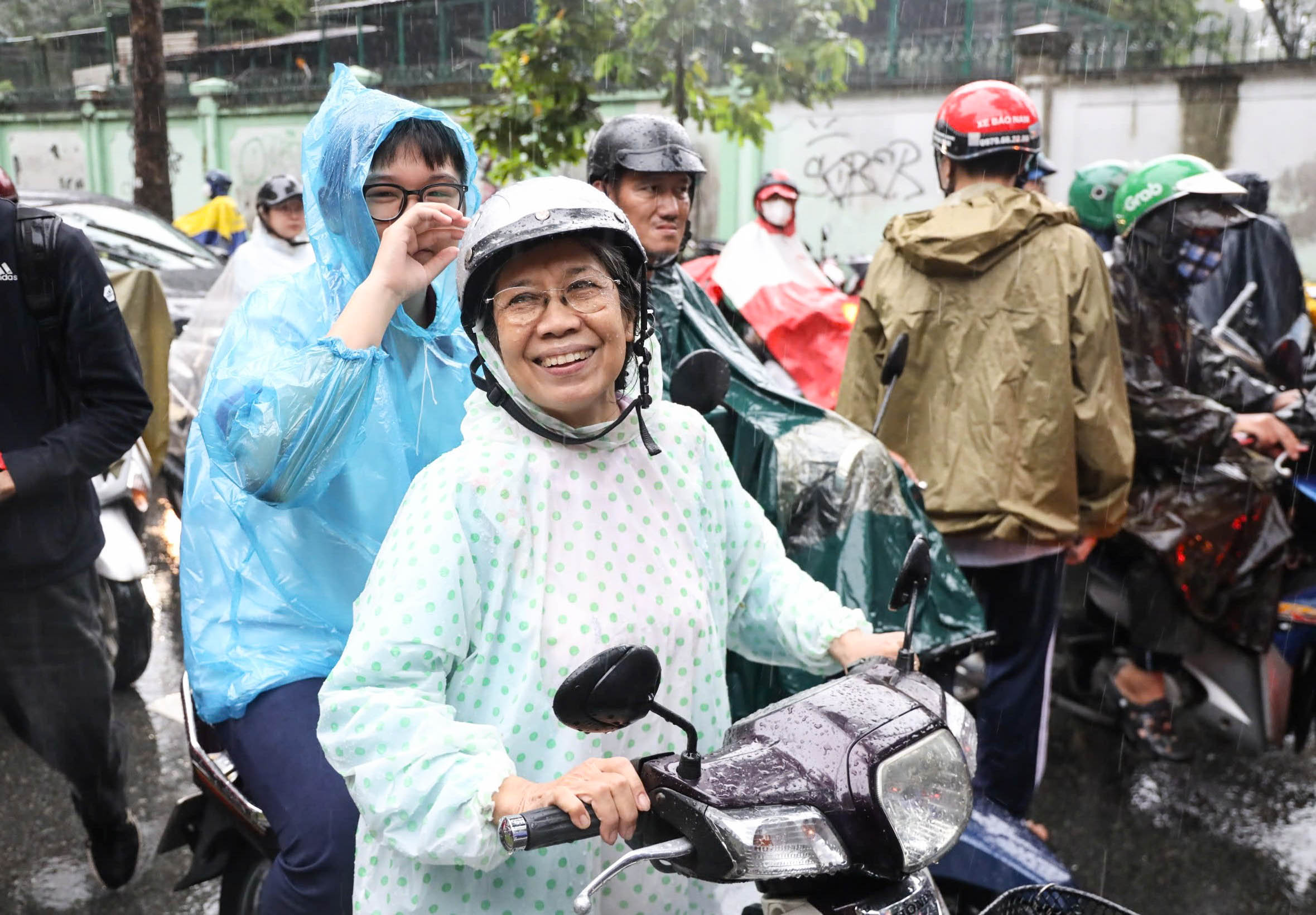 Không ngại mưa to, phụ huynh ở TP HCM vẫn bám trụ trước điểm thi chờ con- Ảnh 6.