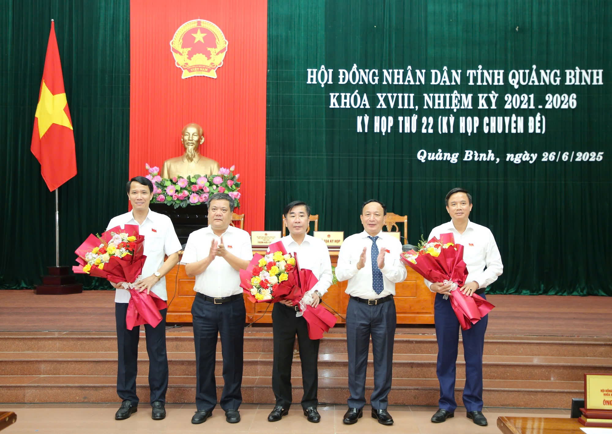 Miễn nhiệm 6 Ủy viên UBND tỉnh tại kỳ họp cuối cùng HĐND tỉnh Quảng Bình- Ảnh 1.