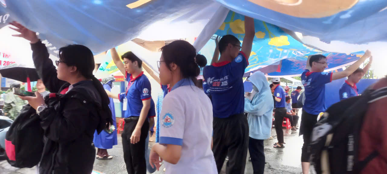 Không ngại mưa to, phụ huynh ở TP HCM vẫn bám trụ trước điểm thi chờ con- Ảnh 7.