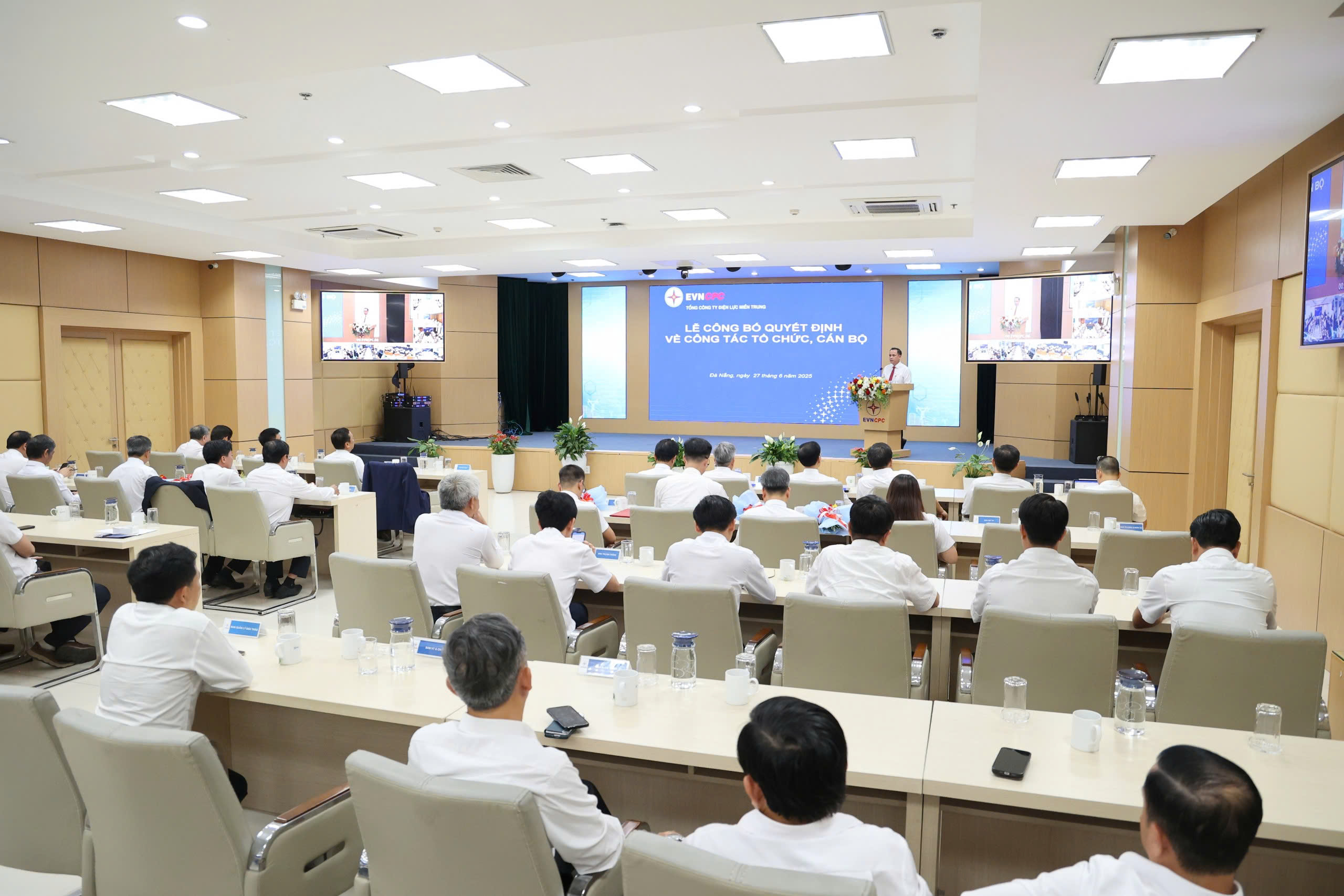 EVNCPC công bố quyết định thành lập 6 Công ty Điện lực sau sáp nhập- Ảnh 1.