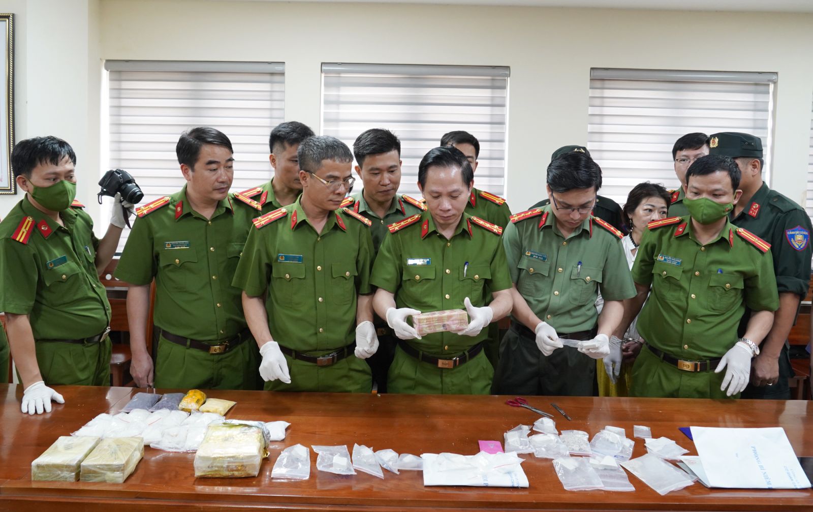 Ph&aacute; đường d&acirc;y ma t&uacute;y "khủng" từ H&agrave; Nội về Thanh H&oacute;a, thu 1 khẩu s&uacute;ng- Ảnh 3.