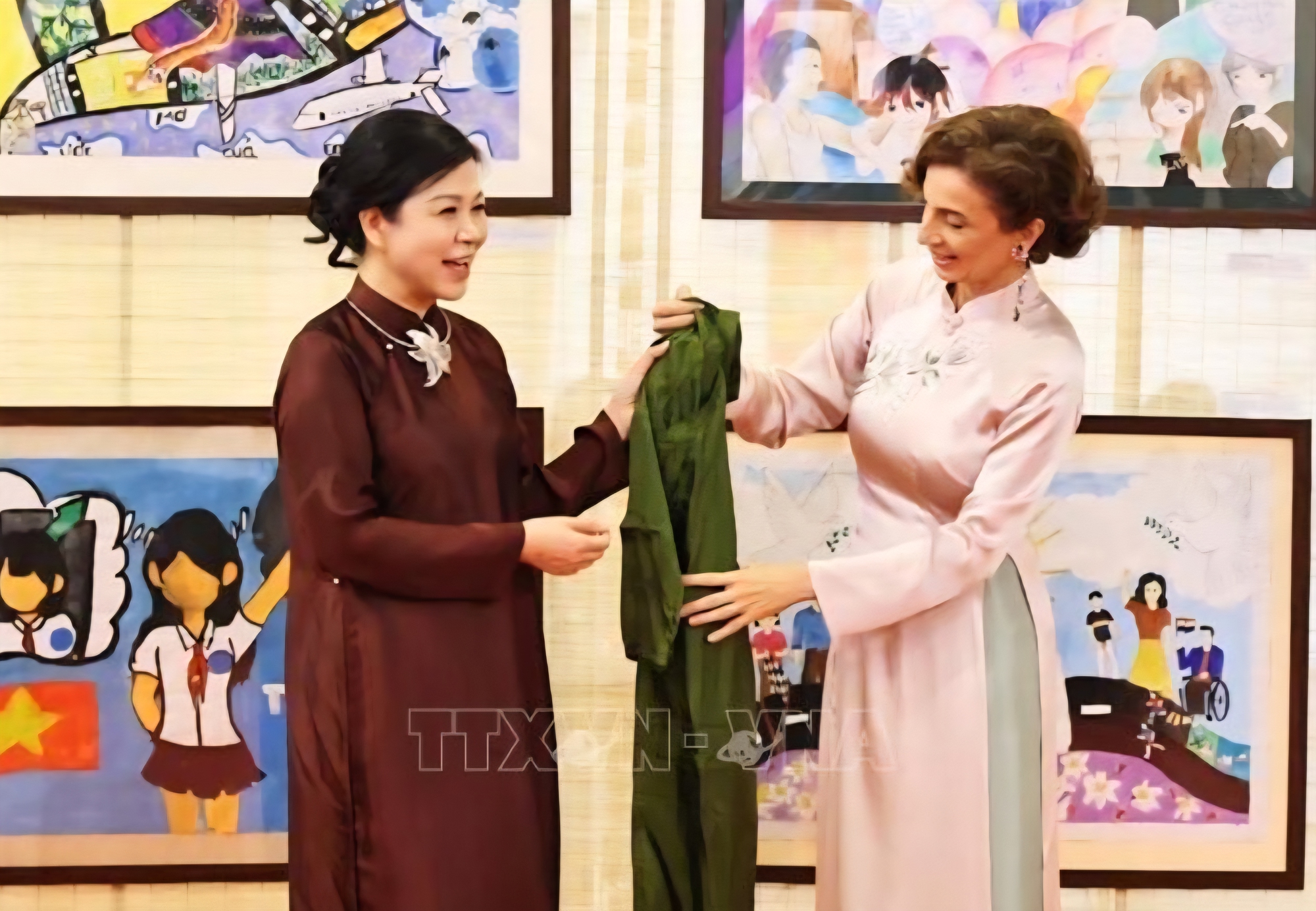 Phu nh&acirc;n Tổng B&iacute; thư mời Tổng Gi&aacute;m đốc UNESCO thưởng thức tiệc tr&agrave;- Ảnh 3.