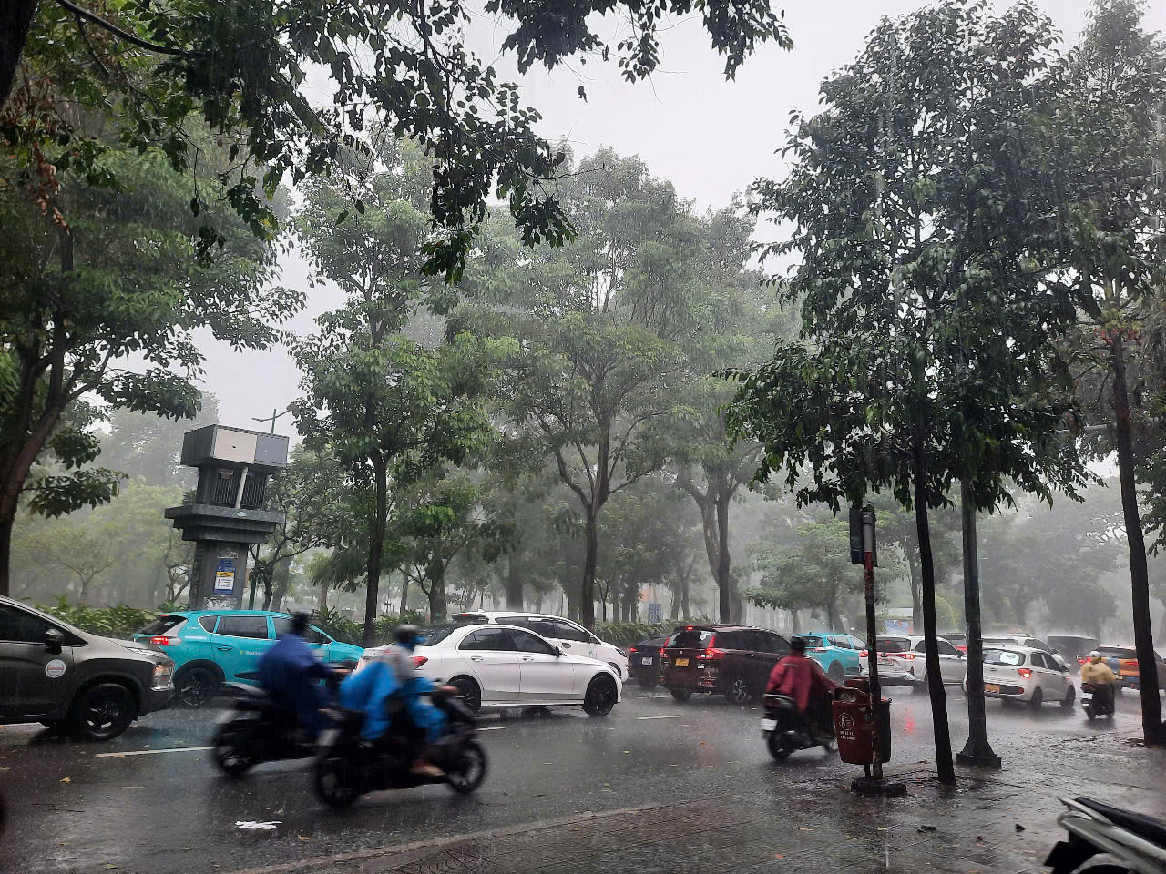 Giữa trưa, mưa lớn bất ngờ trút xuống TP HCM- Ảnh 6.