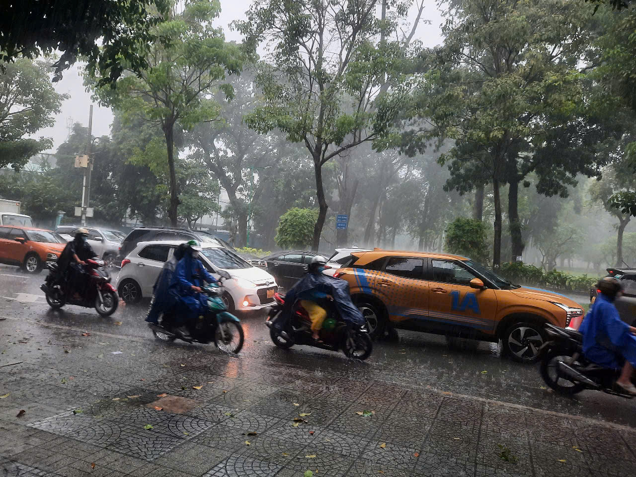 Giữa trưa, mưa lớn bất ngờ trút xuống TP HCM- Ảnh 5.