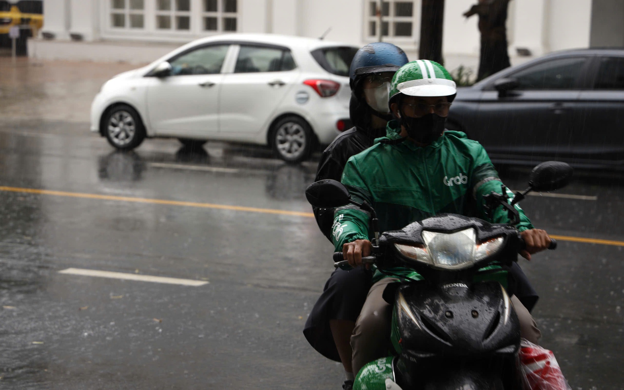 Giữa trưa, mưa lớn bất ngờ trút xuống TP HCM