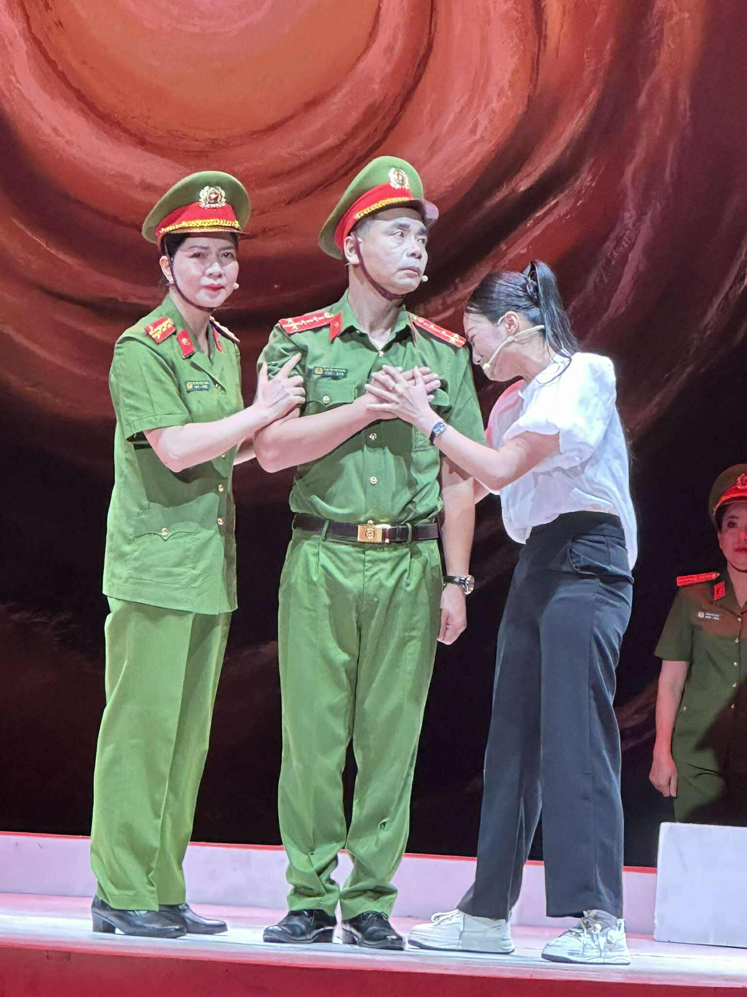 Đo&agrave;n Nghệ thuật Quảng Ninh tạo ấn tượng qua "Nắng trong mắt b&atilde;o"- Ảnh 6.