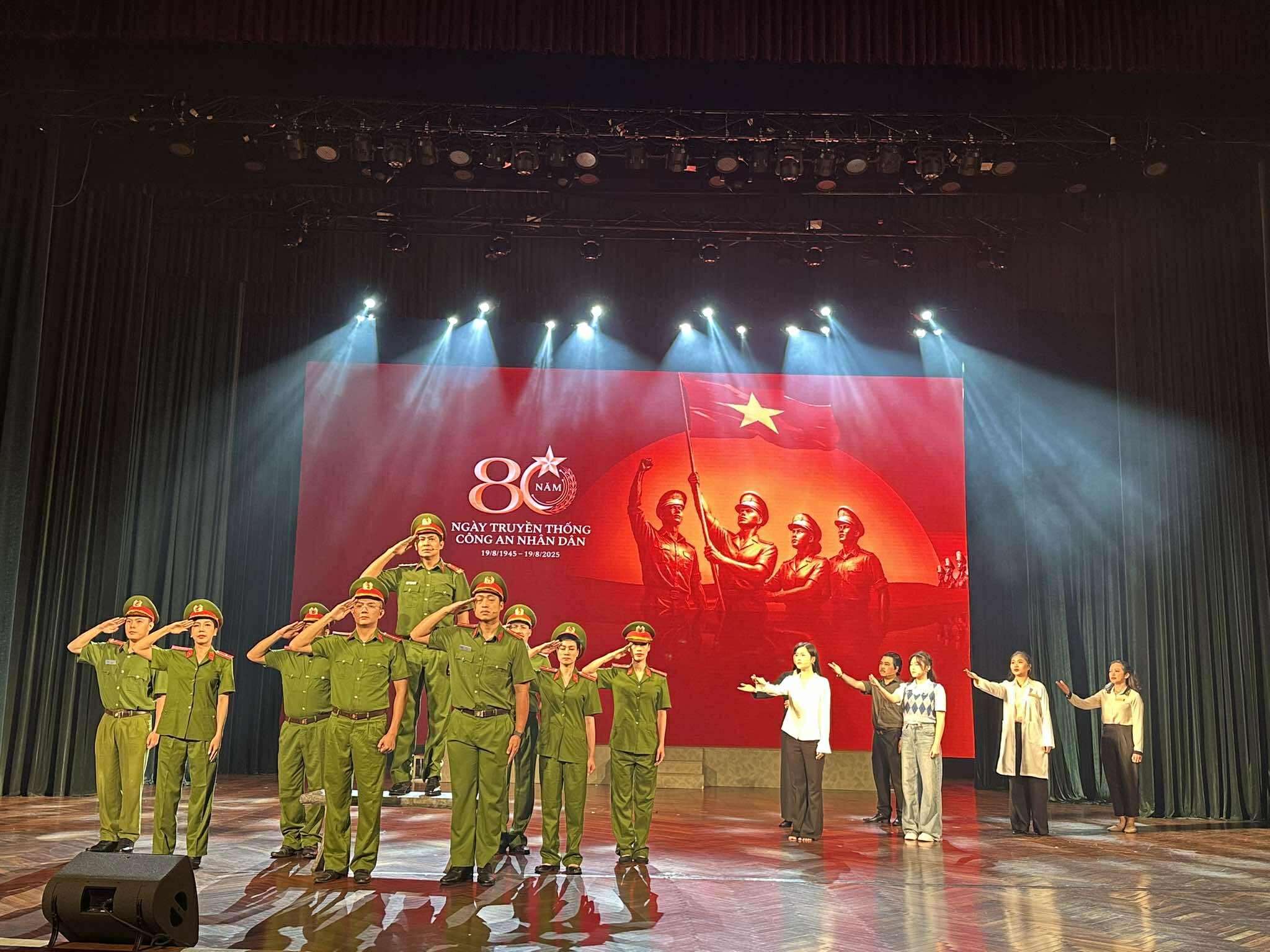 Lâm Vỹ Dạ, Minh Luân tạo ấn tượng manhj tại Hà Nội với vở "Một cuộc chiến khác" - Ảnh 3.