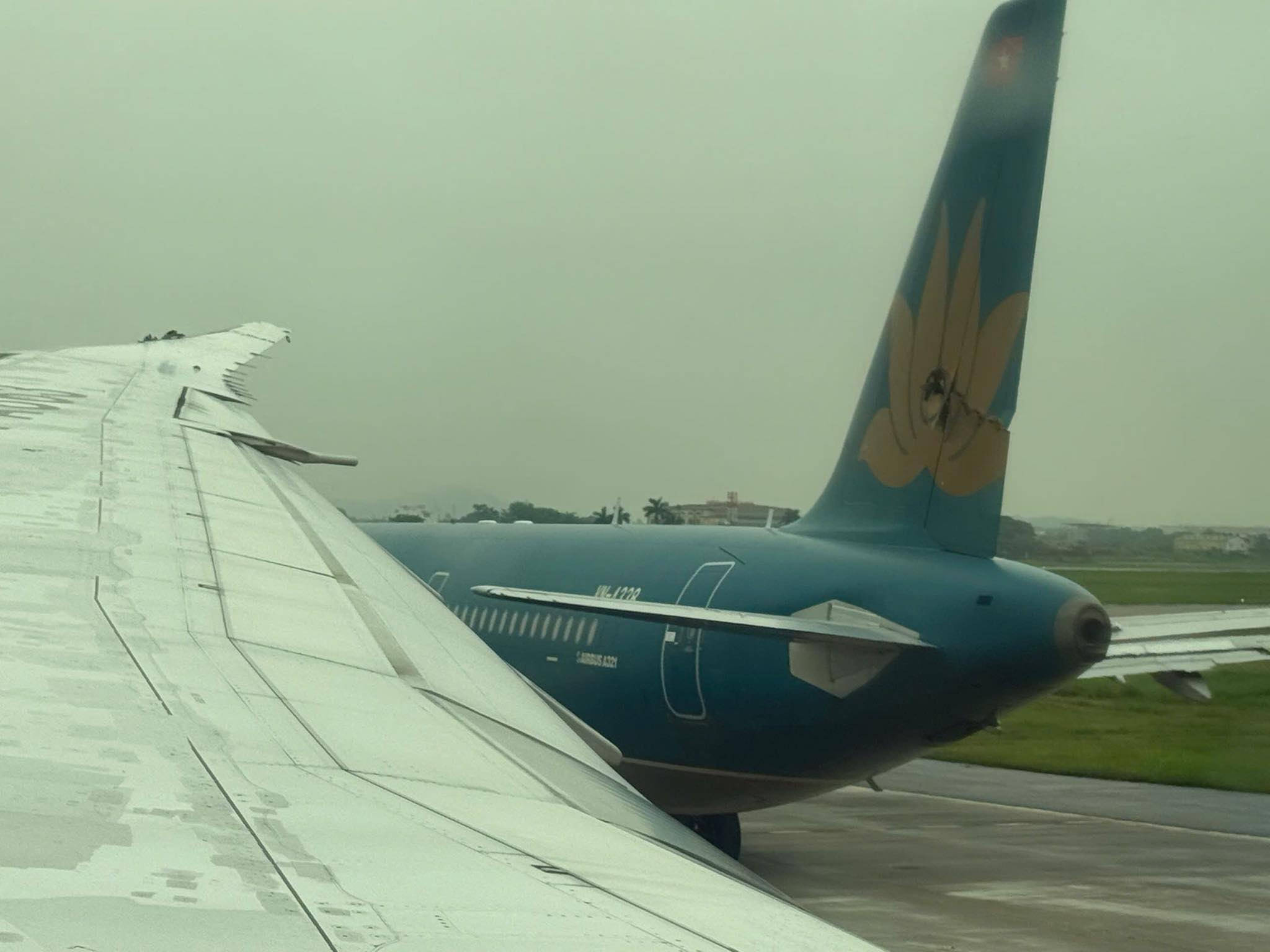 Hai m&aacute;y bay va quệt tr&ecirc;n s&acirc;n bay Nội B&agrave;i - Ảnh 1.