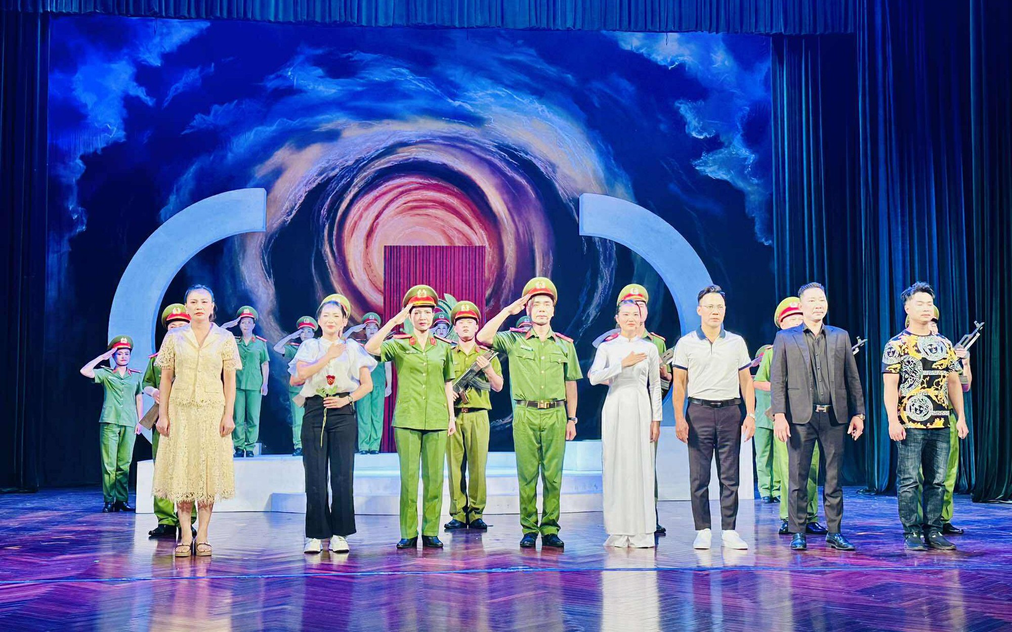 Đoàn Nghệ thuật Quảng Ninh tạo ấn tượng qua "Nắng trong mắt bão"