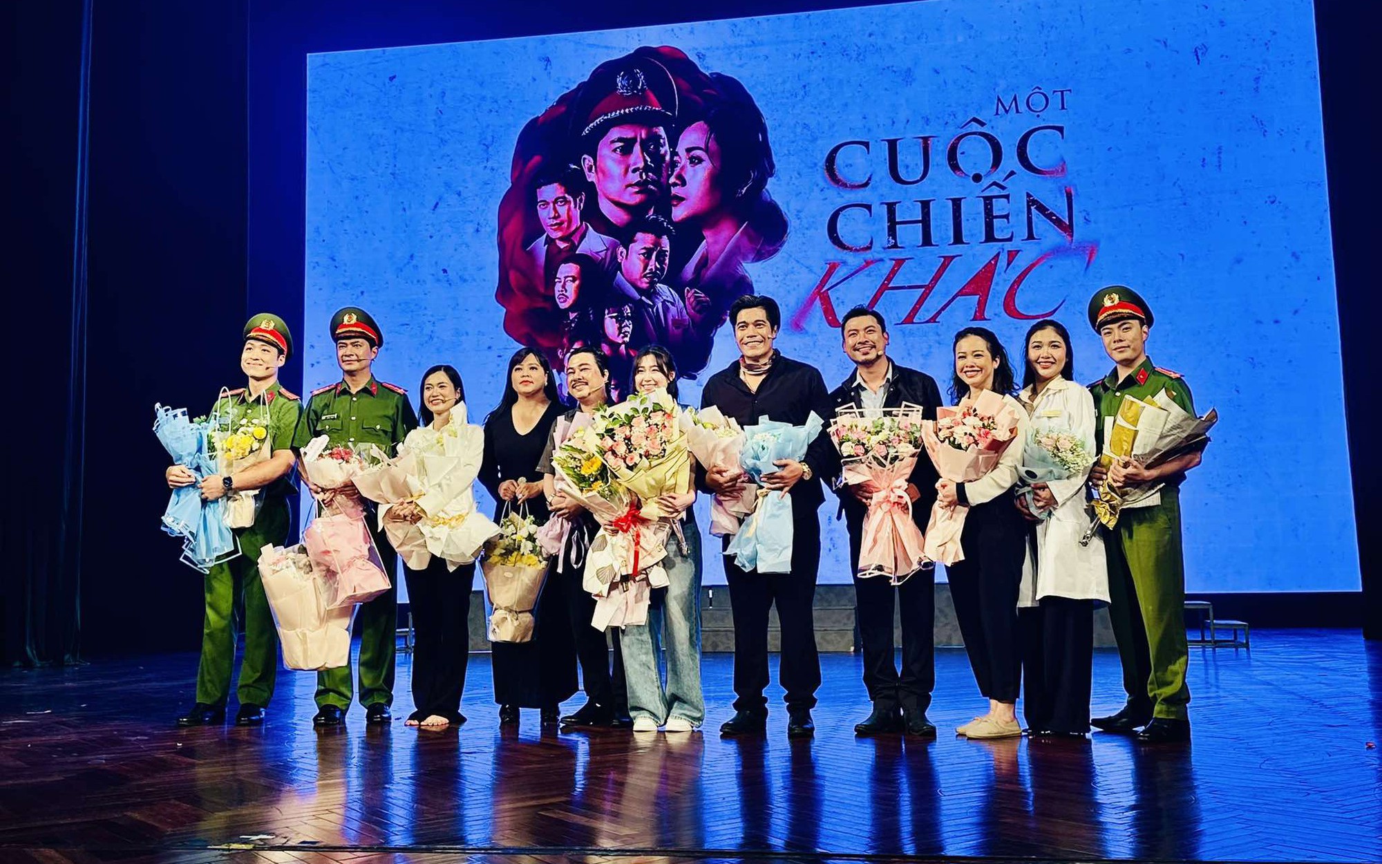 Lâm Vỹ Dạ, Minh Luân tạo ấn tượng tại Hà Nội với vở "Một cuộc chiến khác"