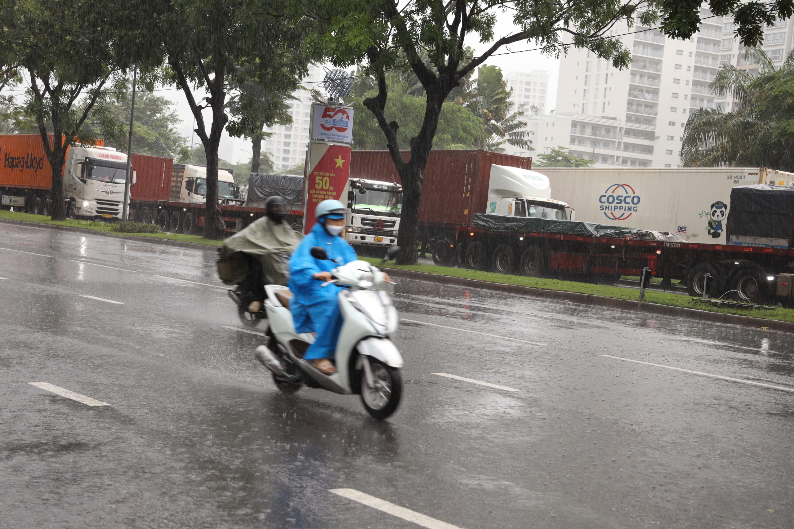 Giữa trưa, mưa lớn bất ngờ trút xuống TP HCM- Ảnh 4.