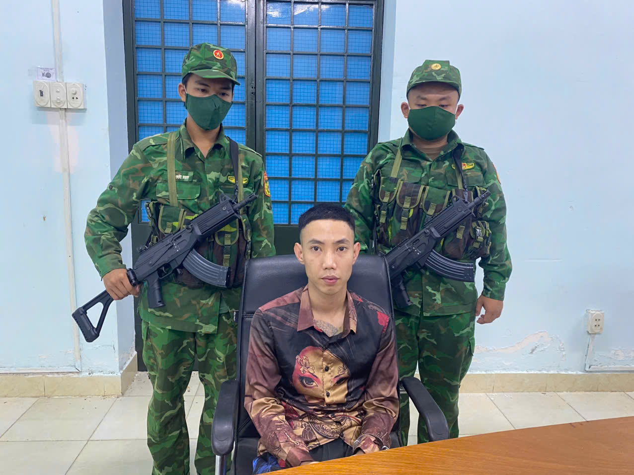 Video: Bí mật bên trong chiếc ba lô của nam thanh niên từ Campuchia về Việt Nam- Ảnh 1.