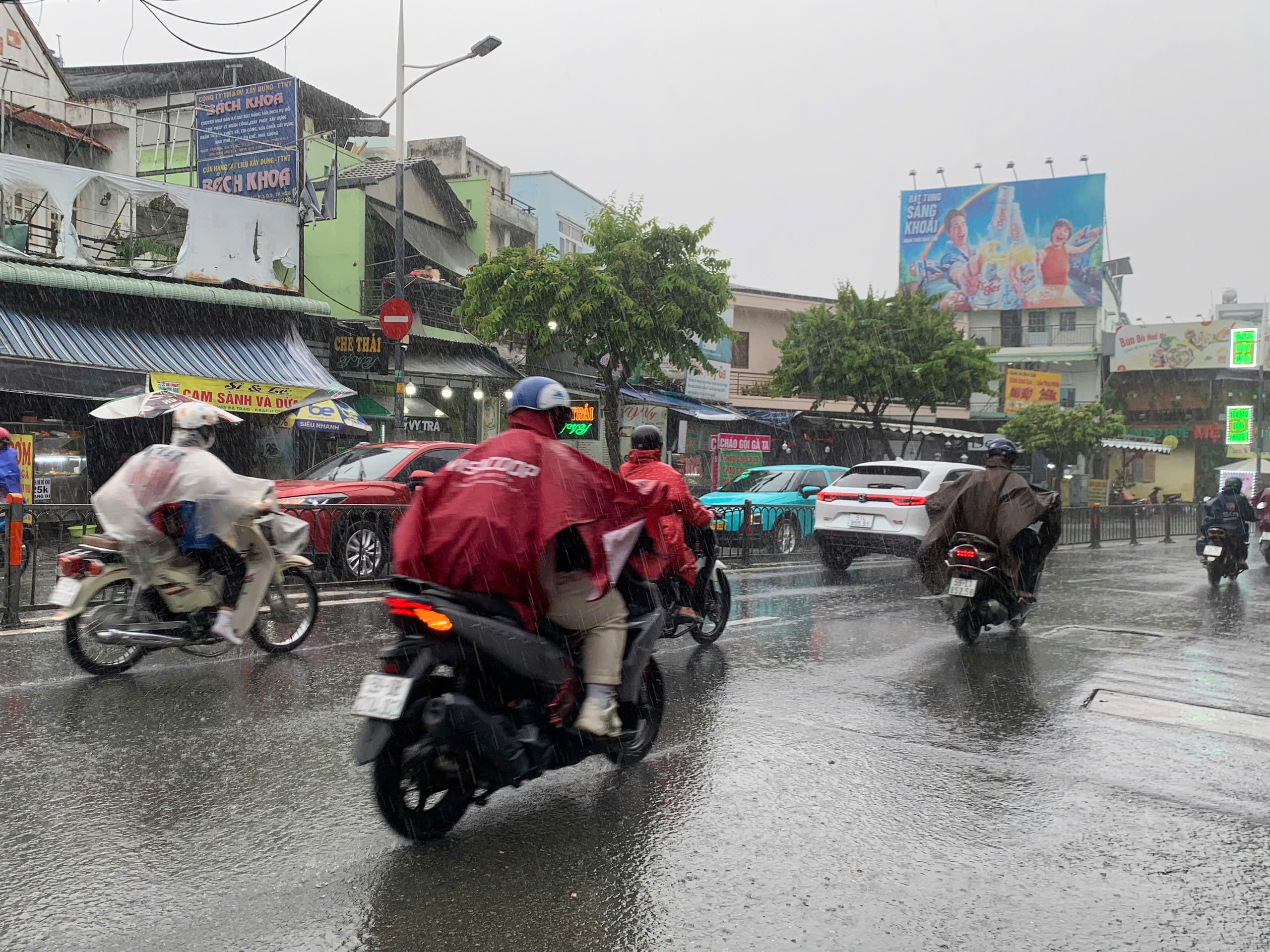 Giữa trưa, mưa lớn bất ngờ trút xuống TP HCM- Ảnh 2.