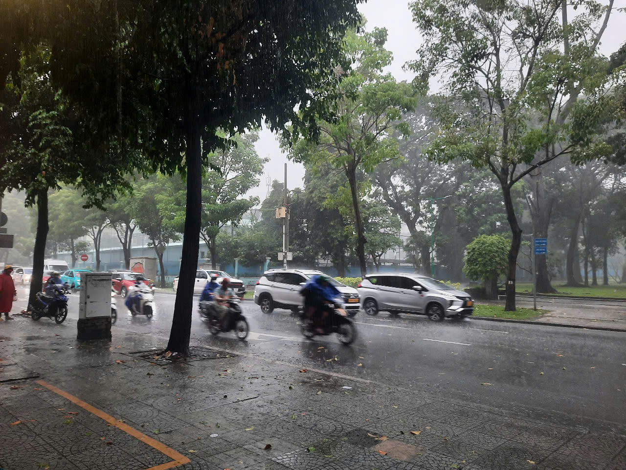 Giữa trưa, mưa lớn bất ngờ trút xuống TP HCM- Ảnh 7.