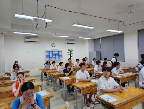 Th&iacute; sinh bước v&agrave;o ng&agrave;y cuối, kỳ thi tốt nghiệp THPT năm 2025- Ảnh 4.