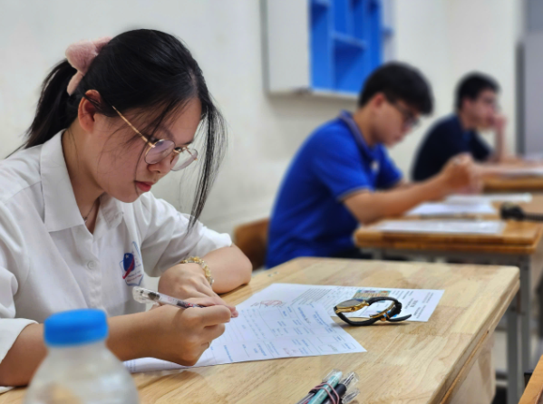 Th&iacute; sinh bước v&agrave;o ng&agrave;y cuối, kỳ thi tốt nghiệp THPT năm 2025- Ảnh 1.