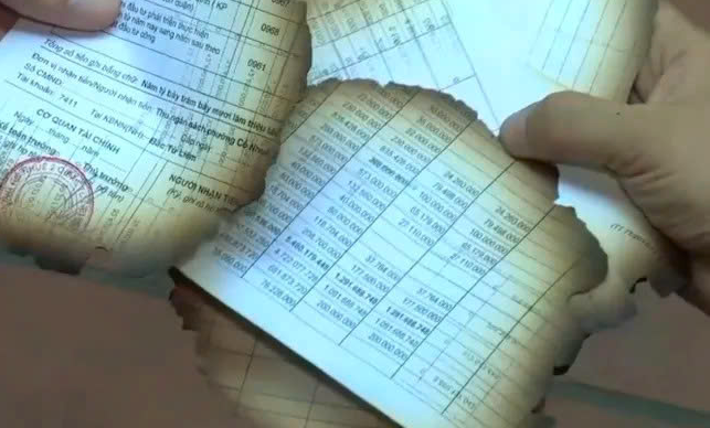Gi&aacute;m đốc C&ocirc;ng an H&agrave; Nội th&ocirc;ng tin về việc nhiều t&agrave;i liệu dấu đỏ bị đốt cạnh trụ sở phường - Ảnh 1.