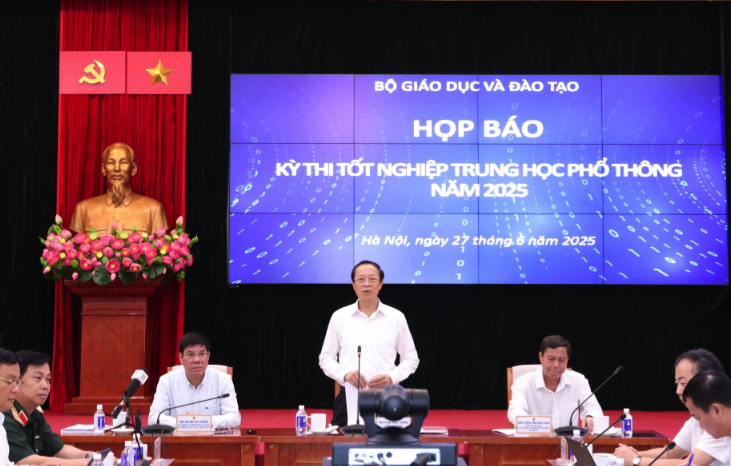 Bộ GD-ĐT sẽ xem xét các phản ánh về độ khó của đề thi môn toán, tiếng Anh - Ảnh 1.