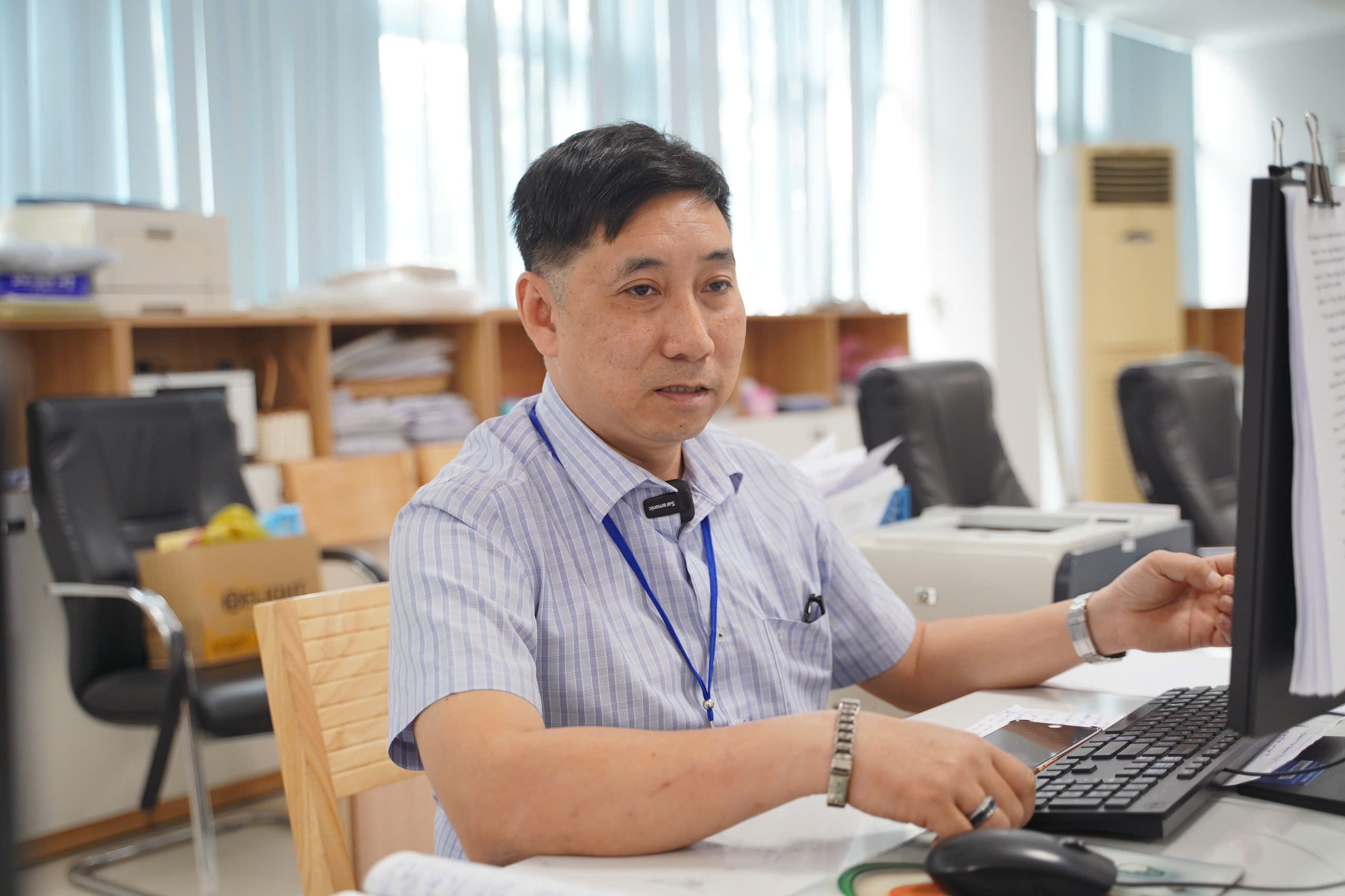 Nhiều địa phương ở TP HCM bất tật gắn bảng tên phường mới - Ảnh 4.