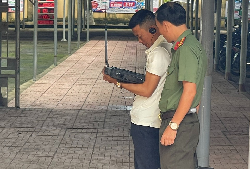 Công an rà sóng lạ để tránh xâm nhập khu vực thi tốt nghiệp THPT- Ảnh 1.