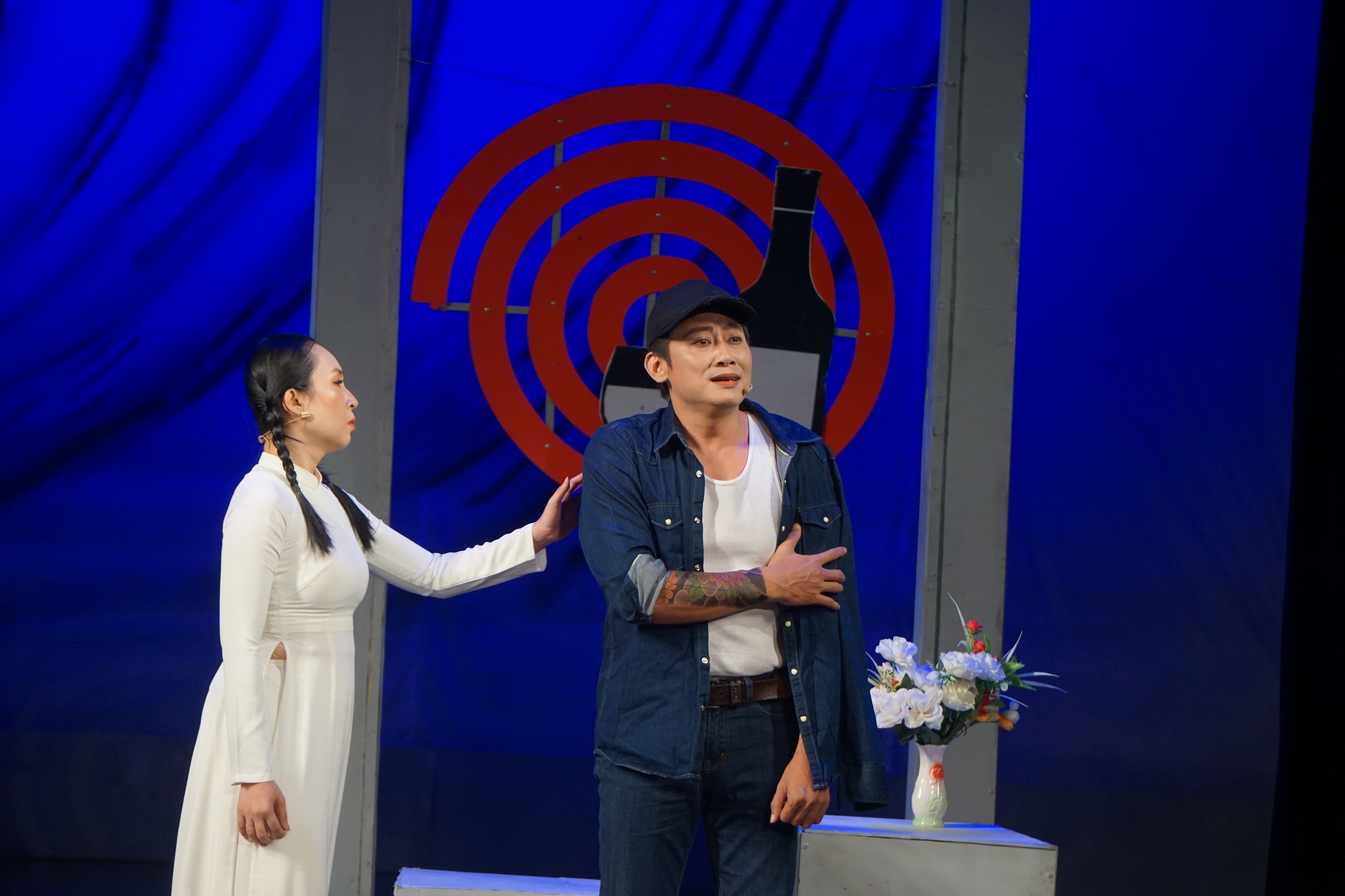 "Lạc lối" &ndash; C&uacute; chạm s&acirc;u của Ca kịch Huế với h&igrave;nh tượng người chiến sĩ CAND - Ảnh 2.