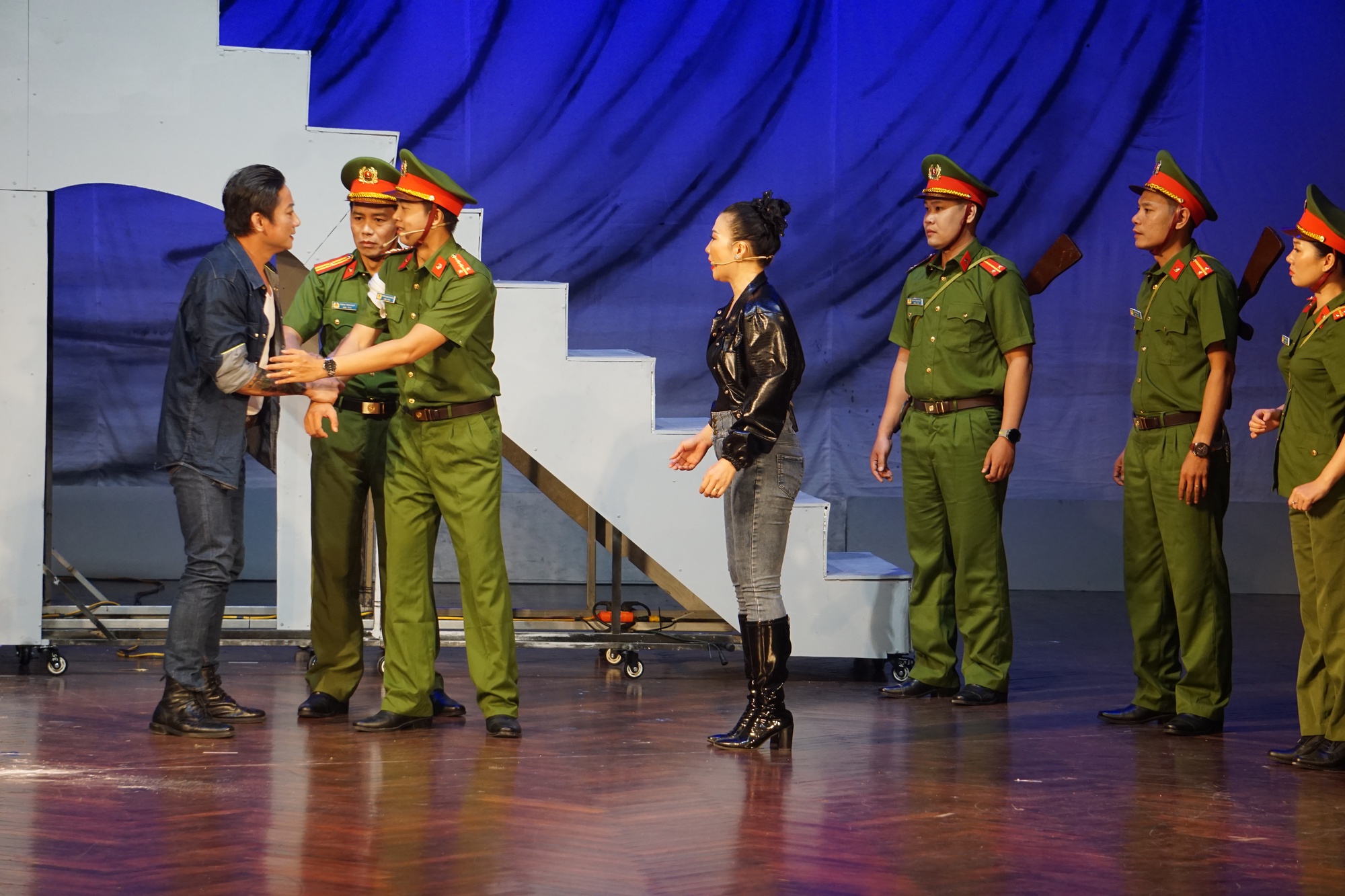 "Lạc lối" &ndash; C&uacute; chạm s&acirc;u của Ca kịch Huế với h&igrave;nh tượng người chiến sĩ CAND - Ảnh 1.