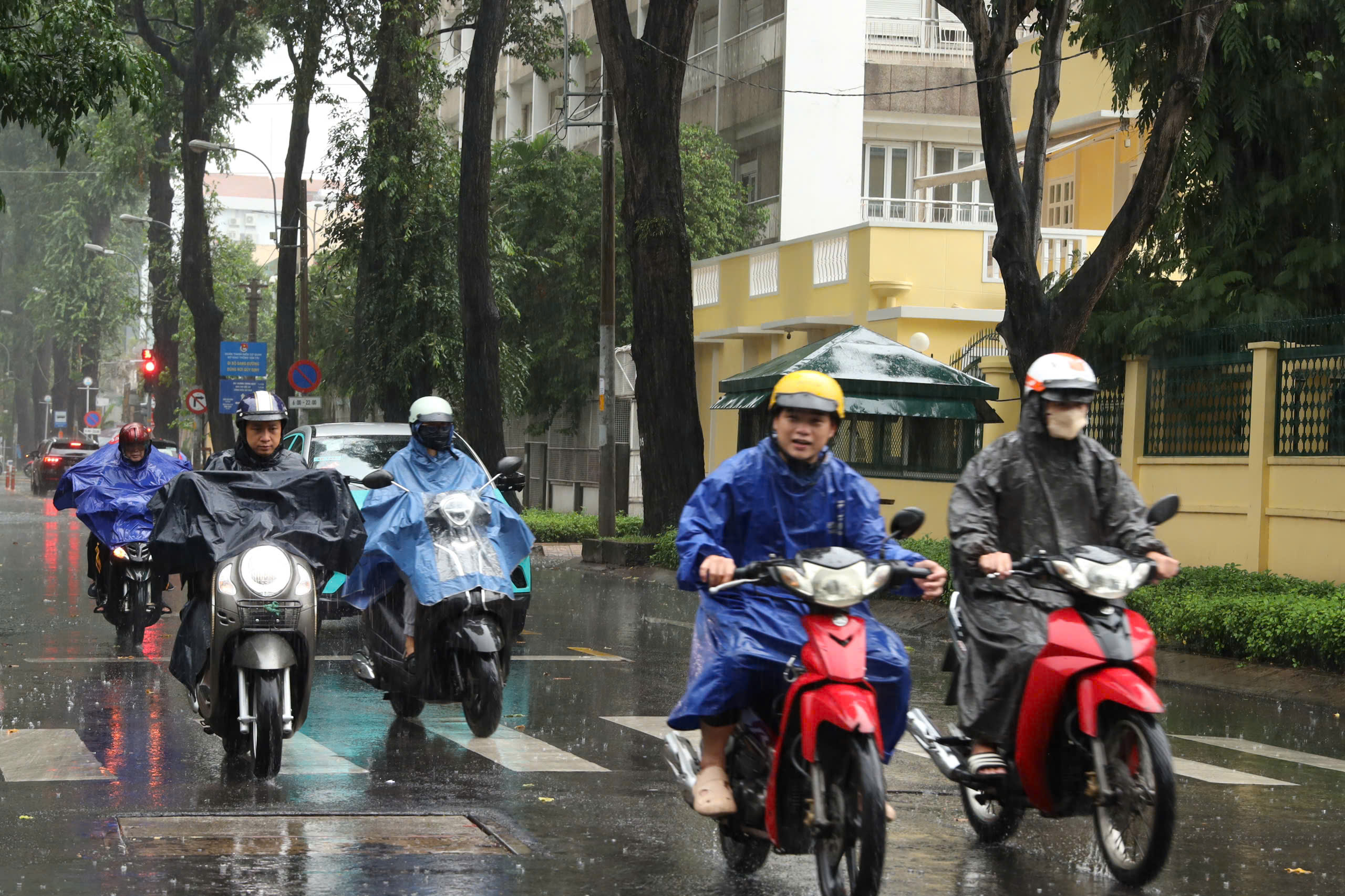 Thời tiết TP HCM h&ocirc;m nay, 27-6: Ng&agrave;y c&oacute; nắng, mưa d&ocirc;ng rải r&aacute;c- Ảnh 1.