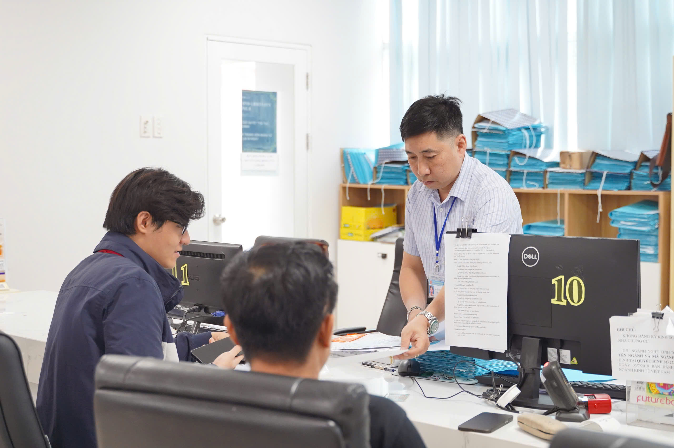 Nhiều địa phương ở TP HCM bất tật gắn bảng tên phường mới - Ảnh 5.