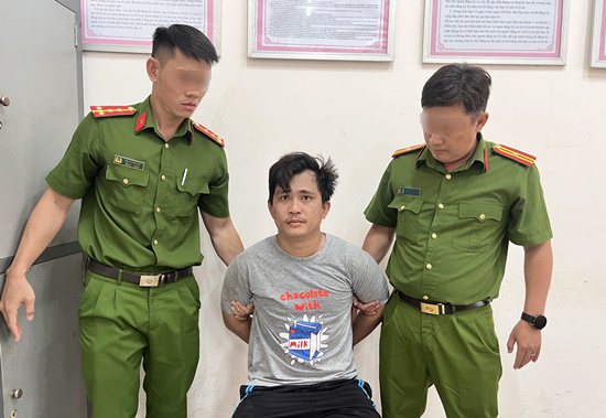 Khởi tố nghịch tử đánh mẹ, đâm trọng thương người thi hành nhiệm vụ- Ảnh 1.