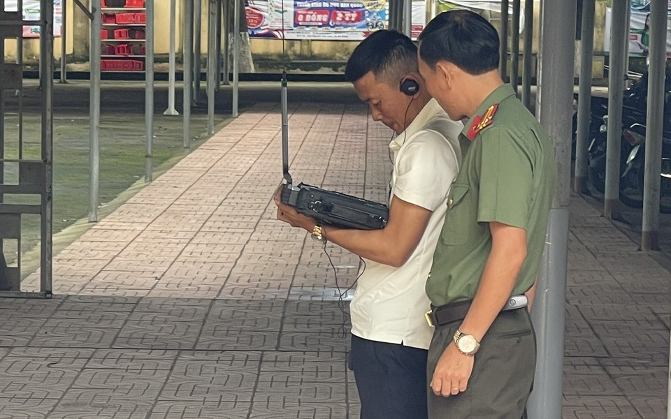 Công an rà sóng lạ để tránh xâm nhập khu vực thi tốt nghiệp THPT