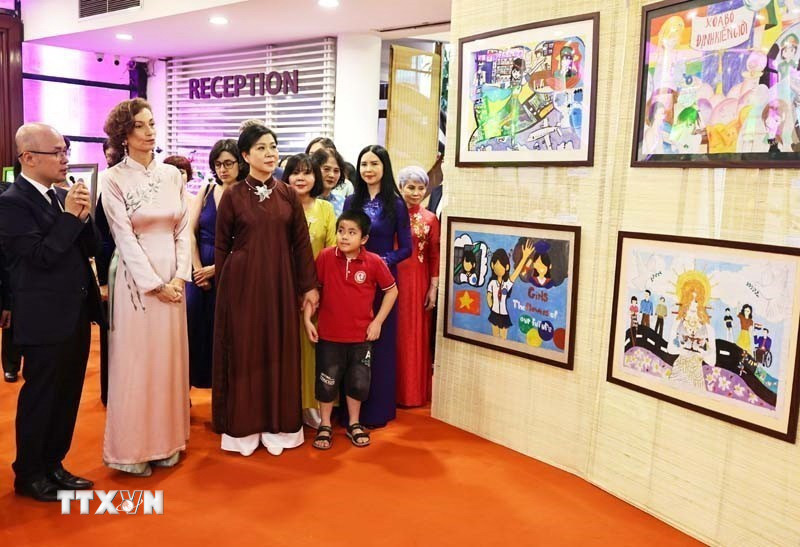 Phu nh&acirc;n Tổng B&iacute; thư mời Tổng Gi&aacute;m đốc UNESCO thưởng thức tiệc tr&agrave;- Ảnh 1.